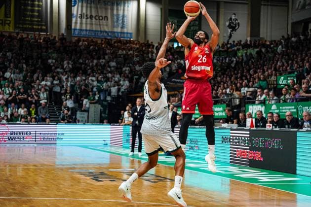 16.11.2025, xdaymx, Basketball DBB-Pokal, Gladiators Trier - FC Bayern München vl. Abschluss Urald King (Trier) & Oscar da Silva (Bayern) (DFL DFB REGULATIONS PROHIBIT ANY USE OF PHOTOGRAPHS as IMAGE SEQUENCES and or QUASI-VIDEO) Trier