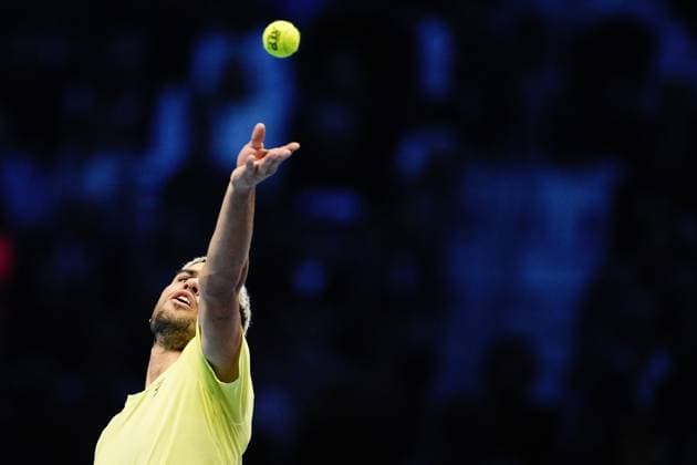 Spain s Carlos Alcaraz returns the ball to Italy s Jannik Sinner during the singles final tennis match of the ATP, Tennis Herren World Tour Finals at the Inalpi Arena in Turin, Italy - Sunday, Nov. 16, 2025. - Tennis  Copyright: xMarcoxAlpozzi LaPressex