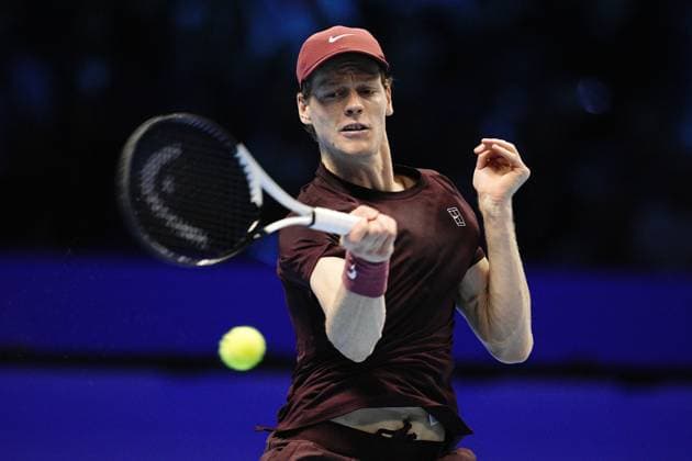 Italy s Jannik Sinner returns the ball to Spain s Carlos Alcaraz during the singles final tennis match of the ATP, Tennis Herren World Tour Finals at the Inalpi Arena in Turin, Italy - Sunday, Nov. 16, 2025. - Tennis  Copyright: xMarcoxAlpozzi LaPressex