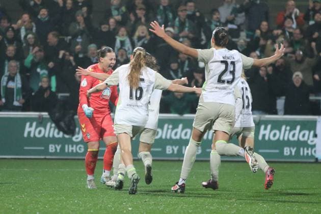 16.11.2025 Fußball Frauen 2025 2026 DFB-Pokal Achtelfinale RB Leipzig - SV Werder Bremen RB Leipzig Fußball-Akademie am Cottaweg Leipzig Mariella El Sherif (Bremen) wird nach ihrem letzten gehaltenen Elfmeter von ihren Mitspielerinnen bejubelt. Leipzig Sachsen Deutschland