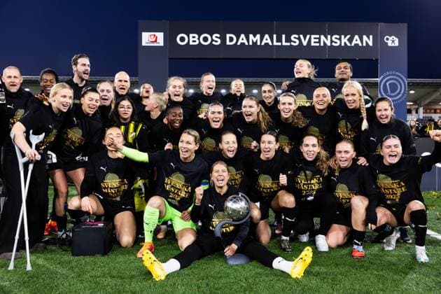 251116 Häcken jublar med Kronprinsessan Victorias pokal efter vinsten av Damallsvenskan och fotbollsmatchen mellan Häcken och Pitea den 16 november 2025 i Göteborg. Copyright: MICHAELxERICHSEN BB251116MI066