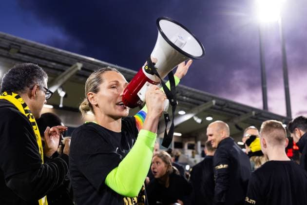 251116 Häckens malvakt Jennifer Falk jublar efter vinsten av Damallsvenskan och fotbollsmatchen mellan Häcken och Pitea den 16 november 2025 i Göteborg. Copyright: MICHAELxERICHSEN BB251116MI067