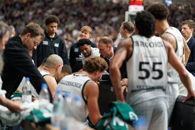 Jacques Schneider (Gladiators Trier) bei der Ansprache in der Auszeit, Vet Concept Gladiators Trier vs FC Bayern Basketball, Basketball, BBL Pokal, Viertelfinale, Saison 2025 2026, 16.11.2025 Vet Concept Gladiators Trier vs FC Bayern Basketball, Basketball, BBL Pokal, Viertelfinale, Saison 2025 2026, 16.11.2025 Copyright: xEibner-Pressefoto AlexanderxNeisx EP_ANS
