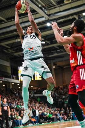 16.11.2025, xdaymx, Basketball DBB-Pokal, Gladiators Trier - FC Bayern München vl. Korbleger Eli Brooks (Trier) & Spencer Dinwiddie (Bayern) Trier