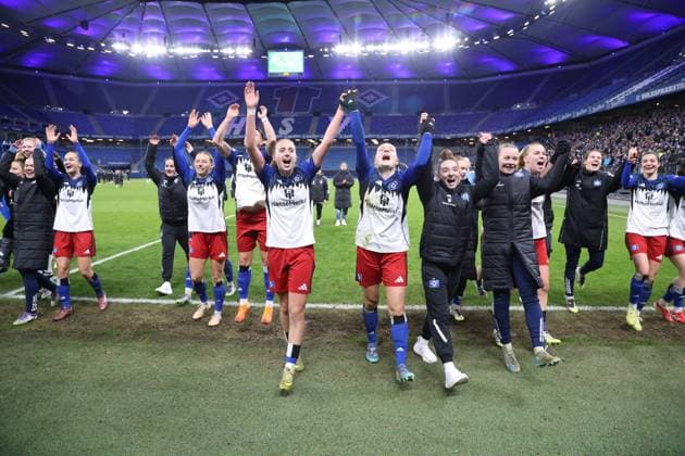 GER, xFSx ,Hamburg, HSV ,2. Runde DFB-Pokal der Frauen Fussball, DFL, Hamburger SV , Bayer 04 Leverkusen , am Hamburger Volksparkstadion , 16.11.2025 , v.l. Die Mannschaft vom Hamburger SV feiert den Sieg gegen Bayern 04 Leverkusen DFL regulations prohibit any use of photographs as image sequences and or quasi-video. Copyright: HMBxMedia FernandoxSoares
