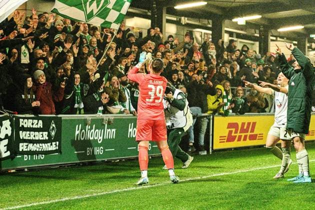 Fußball I Frauen I Saison 2025-2026 I DFB-Pokal I RB Leipzig - SV Werder Bremen I 16.11.2025 Pokalheldin Mariella El Sherif (39, SV Werder Bremen) jubelt mit den Fans Leipzig RB Trainingszentrum, Cottaweg 7 Sachsen Deutschland Copyright: xLobeca InesxHähnelx