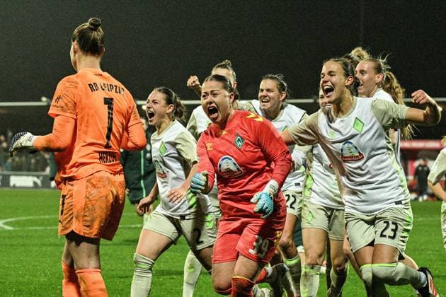 Fußball I Frauen I Saison 2025-2026 I DFB-Pokal I RB Leipzig - SV Werder Bremen I 16.11.2025 Mariella El Sherif (39, SV Werder Bremen) jubelt mit der Mannschaft nach dem Elfmeterschießen Leipzig RB Trainingszentrum, Cottaweg 7 Sachsen Deutschland Copyright: xLobeca InesxHähnelx