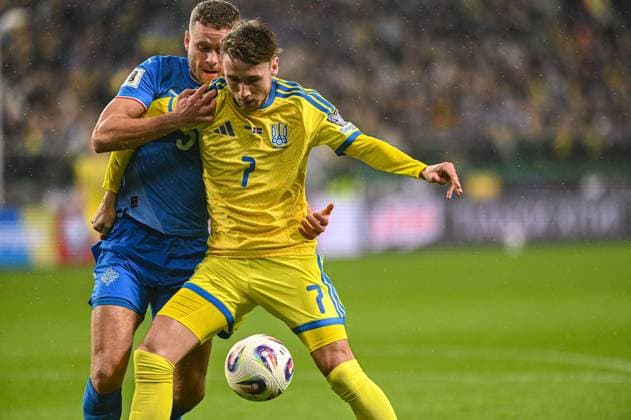 Warszawa 16.11.2025. Pilka nozna Eliminacje Mistrzostw Swiata 2026 kolejka 10 mecz : Ukraina -Islandia --- Football 2026 FIFA World Cup, WM, Weltmeisterschaft, Fussball qualifiers round 10 match : Ukraine - Iceland nz Sverrir Ingi Ingason Vladyslav Vanat Fot. Kai Taller Arena Akcji NEWSPIX.PL --- newspix.pl 