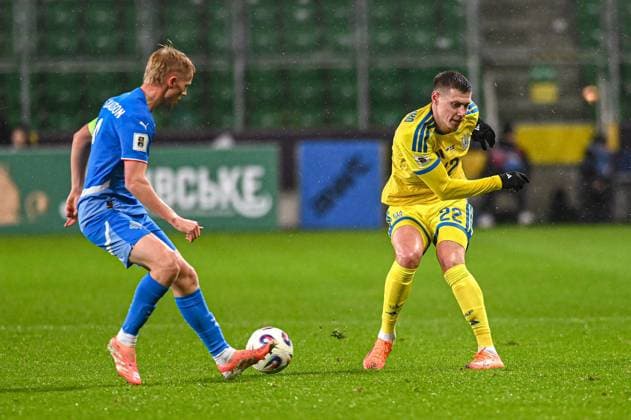 Warszawa 16.11.2025. Pilka nozna Eliminacje Mistrzostw Swiata 2026 kolejka 10 mecz : Ukraina -Islandia --- Football 2026 FIFA World Cup, WM, Weltmeisterschaft, Fussball qualifiers round 10 match : Ukraine - Iceland nz Hakon Arnar Haraldsson Taras Mykhavko Fot. Kai Taller Arena Akcji NEWSPIX.PL --- newspix.pl 