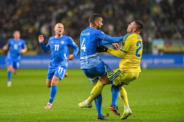 Warszawa 16.11.2025. Pilka nozna Eliminacje Mistrzostw Swiata 2026 kolejka 10 mecz : Ukraina -Islandia --- Football 2026 FIFA World Cup, WM, Weltmeisterschaft, Fussball qualifiers round 10 match : Ukraine - Iceland nz Victor Palsson Oleksandr Zubkov Fot. Kai Taller Arena Akcji NEWSPIX.PL --- newspix.pl 