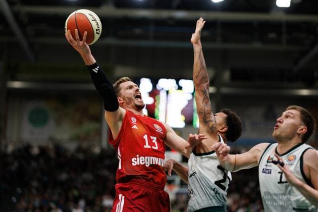 Andreas Obst (FC Bayern Basketball) im Zweikampf mit Nolan Adekunle (Gladiators Trier) und Marten Linssen (Gladiators Trier), Vet Concept Gladiators Trier vs FC Bayern Basketball, Basketball, BBL Pokal, Viertelfinale, Saison 2025 2026, 16.11.2025 Vet Concept Gladiators Trier vs FC Bayern Basketball, Basketball, BBL Pokal, Viertelfinale, Saison 2025 2026, 16.11.2025 Copyright: xEibner-Pressefoto AlexanderxNeisx EP_ANS