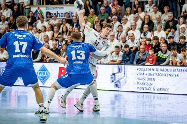 2. Handball Bundesliga; TV Hüttenberg - Dessau-Roßlauer HV, 16.11.25 Paul Kompenhans (TV Hüttenberg, 34), Valentin Neagu (Dessau-Roßlauer HV 06, 13), Luka Baumgart (Dessau-Roßlauer HV 06, 17) 2. Handball Bundesliga; TV Hüttenberg - Dessau-Roßlauer HV: Hüttenberg, 16.11.25 Copyright: xBEAUTIFULxSPORTS Roeczeyx