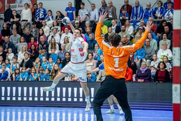 2. Handball Bundesliga; TV Hüttenberg - Dessau-Roßlauer HV, 16.11.25 Philipp Schwarz (TV Hüttenberg, 3), Janik Patzwaldt (Dessau-Roßlauer HV 06, 1) 2. Handball Bundesliga; TV Hüttenberg - Dessau-Roßlauer HV: Hüttenberg, 16.11.25 Copyright: xBEAUTIFULxSPORTS Roeczeyx
