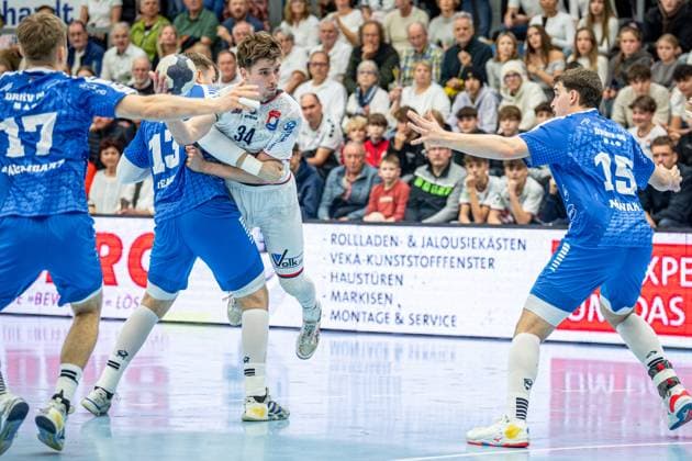 2. Handball Bundesliga; TV Hüttenberg - Dessau-Roßlauer HV, 16.11.25 Paul Kompenhans (TV Hüttenberg, 34), Valentin Neagu (Dessau-Roßlauer HV 06, 13), Marcel Nowak (Dessau-Roßlauer HV 06, 15), Luka Baumgart (Dessau-Roßlauer HV 06, 17) 2. Handball Bundesliga; TV Hüttenberg - Dessau-Roßlauer HV: Hüttenberg, 16.11.25 Copyright: xBEAUTIFULxSPORTS Roeczeyx