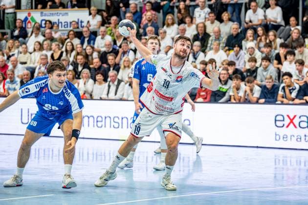 2. Handball Bundesliga; TV Hüttenberg - Dessau-Roßlauer HV, 16.11.25 Vit Reichl (TV Hüttenberg, 19), Niklas Döbbel (Dessau-Roßlauer HH 06, 69). 2.Handball Bundesliga; TV Hüttenberg - Dessau-Roßlauer HV: Hüttenberg, 16.11.25 Copyright: xBEAUTIFULxSPORTS Roeczeyx