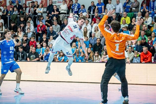 2. Handball Bundesliga; TV Hüttenberg - Dessau-Roßlauer HV, 16.11.25 Paul Kompenhans (TV Hüttenberg, 34), Janik Patzwaldt (Dessau-Roßlauer HV 06, 1), .Niklas Döbbel (Dessau-Roßlauer HV, 69) 2. Handball Bundesliga; TV Hüttenberg - Dessau-Roßlauer HV: Hüttenberg, 16.11.25 Copyright: xBEAUTIFULxSPORTS Roeczeyx