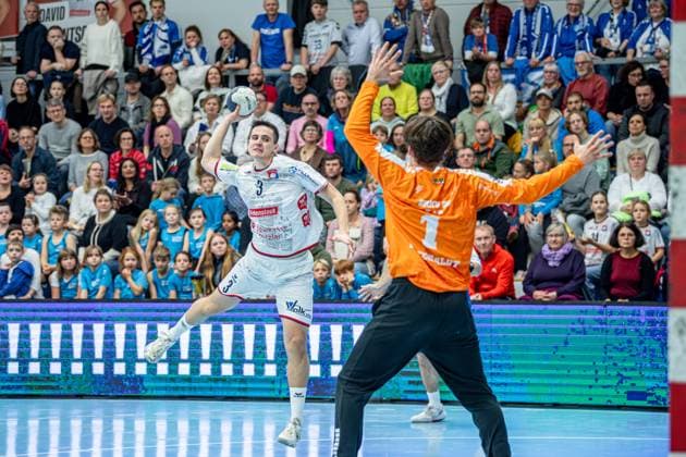 2. Handball Bundesliga; TV Hüttenberg - Dessau-Roßlauer HV, 16.11.25 Philipp Schwarz (TV Hüttenberg, 3), Janik Patzwaldt (Dessau-Roßlauer HV 06, 1) 2. Handball Bundesliga; TV Hüttenberg - Dessau-Roßlauer HV: Hüttenberg, 16.11.25 Copyright: xBEAUTIFULxSPORTS Roeczeyx