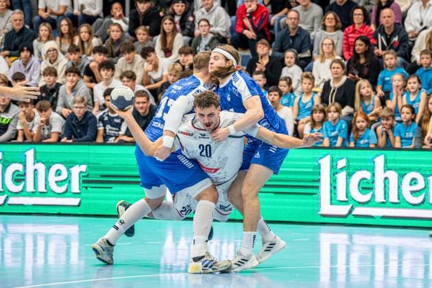 2. Handball Bundesliga; TV Hüttenberg - Dessau-Roßlauer HV, 16.11.25 Leif Haack (TV Hüttenberg, 20), Valentin Neagu (Dessau-Roßlauer HV 06, 13), .Luka Baumgart (Dessau-Roßlauer HV 06, 17) 2. Handball Bundesliga; TV Hüttenberg - Dessau-Roßlauer HV: Hüttenberg, 16.11.25 Copyright: xBEAUTIFULxSPORTS Roeczeyx