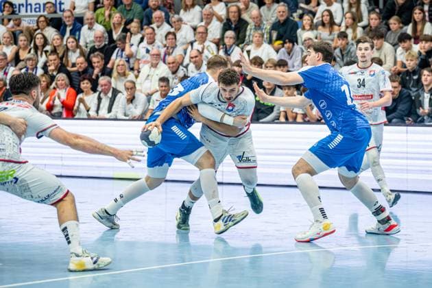 2. Handball Bundesliga; TV Hüttenberg - Dessau-Roßlauer HV, 16.11.25 Leif Haack (TV Hüttenberg, 20), Valentin Neagu (Dessau-Roßlauer HV 06, 13), Jakub Powarzy?ski (Dessau-Roßlauer HV 06, 14), Paul Kompenhans (TV Hüttenberg, 34) 2. Handball Bundesliga; TV Hüttenberg - Dessau-Roßlauer HV: Hüttenberg, 16.11.25 Copyright: xBEAUTIFULxSPORTS Roeczeyx