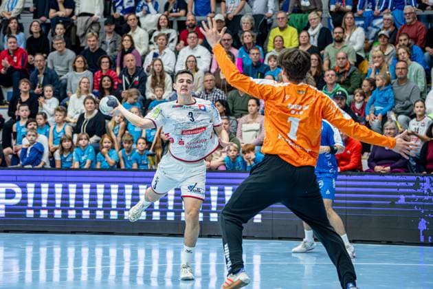 2. Handball Bundesliga; TV Hüttenberg - Dessau-Roßlauer HV, 16.11.25 Philipp Schwarz (TV Hüttenberg, 3), Janik Patzwaldt (Dessau-Roßlauer HV 06, 1) 2. Handball Bundesliga; TV Hüttenberg - Dessau-Roßlauer HV: Hüttenberg, 16.11.25 Copyright: xBEAUTIFULxSPORTS Roeczeyx
