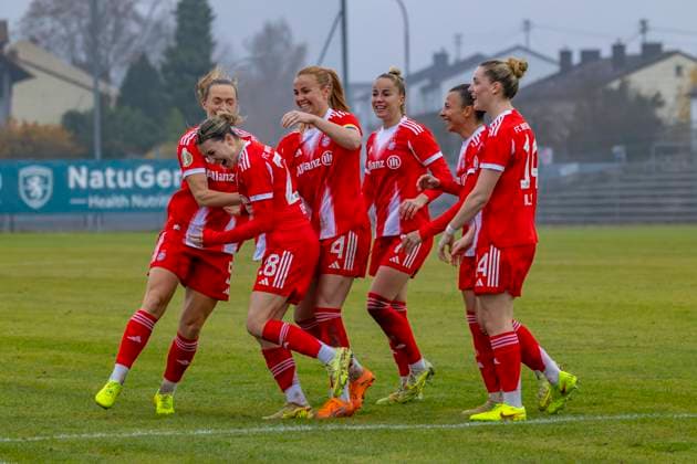 Ingolstadt, Deutschland 16. November 2025: DFB Pokal Frauen - 1 8 Finale - 2025 2026 - FC Ingolstadt 04 vs. FC Bayern München Im Bild: in der Traube Torschützin Barbara Dunst (FCB) jubelt nach seinem Tor zum 0:1 mit ihren Teamkolleginnen. ESV Stadion Bayern Copyright: xFotostandx xSchäferx