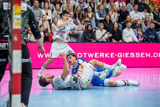 2. Handball Bundesliga; TV Hüttenberg - Dessau-Roßlauer HV, 16.11.25 Marcel Nowak (Dessau-Roßlauer HV 06, 15), Vit Reichl (TV Hüttenberg, 19), Philipp Schwarz (TV Hüttenberg, 3) 2. Handball Bundesliga; TV Hüttenberg - Dessau-Roßlauer HV: Hüttenberg, 16.11.25 Copyright: xBEAUTIFULxSPORTS Roeczeyx