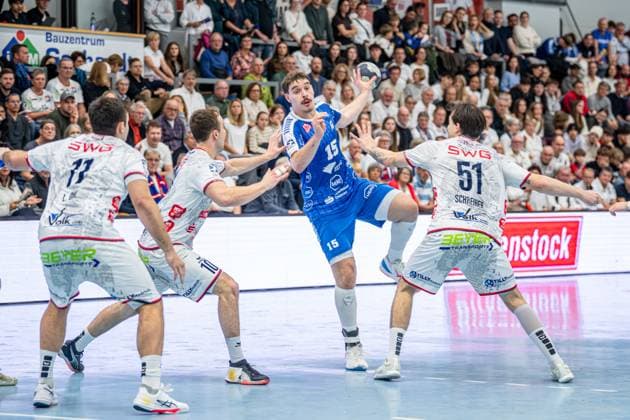 2. Handball Bundesliga; TV Hüttenberg - Dessau-Roßlauer HV, 16.11.25 Marcel Nowak (Dessau-Roßlauer HV 06, 15), Hendrik Schreiber (TV Hüttenberg, 51), Paul Ohl (TV Hüttenberg, 10), Lasse Ohl (TV Hüttenberg, 11) 2. Handball Bundesliga; TV Hüttenberg - Dessau-Roßlauer HV: Hüttenberg, 16.11.25 Copyright: xBEAUTIFULxSPORTS Roeczeyx