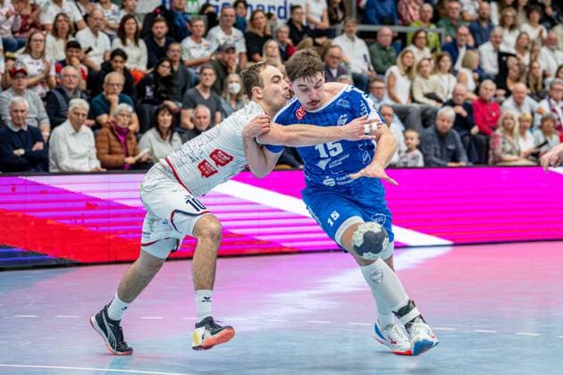 2. Handball Bundesliga; TV Hüttenberg - Dessau-Roßlauer HV, 16.11.25 Marcel Nowak (Dessau-Roßlauer HV 06, 15), Paul Ohl (TV Hüttenberg, 10) 2. Handball Bundesliga; TV Hüttenberg - Dessau-Roßlauer HV: Hüttenberg, 16.11.25 Copyright: xBEAUTIFULxSPORTS Roeczeyx