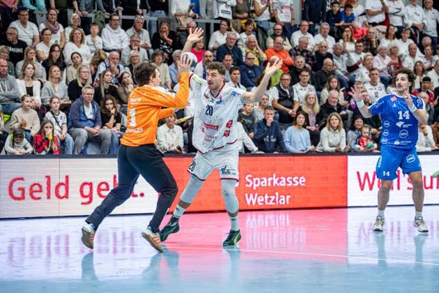 2. Handball Bundesliga; TV Hüttenberg - Dessau-Roßlauer HV, 16.11.25 Leif Haack (TV Hüttenberg, 20), Janik Patzwaldt (Dessau-Roßlauer HV 06, 1) 2. Handball Bundesliga; TV Hüttenberg - Dessau-Roßlauer HV: Hüttenberg, 16.11.25 Copyright: xBEAUTIFULxSPORTS Roeczeyx