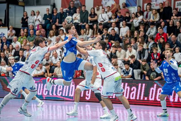 2. Handball Bundesliga; TV Hüttenberg - Dessau-Roßlauer HV, 16.11.25 Marcel Nowak (Dessau-Roßlauer HV 06, 15), Lasse Ohl (TV Hüttenberg, 11), Paul Kompenhans (TV Hüttenberg, 34), 2. Handball Bundesliga; TV Hüttenberg - Dessau-Roßlauer HV: Hüttenberg, 16.11.25 Copyright: xBEAUTIFULxSPORTS Roeczeyx