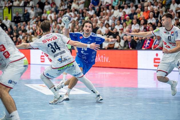 2. Handball Bundesliga; TV Hüttenberg - Dessau-Roßlauer HV, 16.11.25 Jakub Powarzy?ski (Dessau-Roßlauer HV 06, 14), Paul Kompenhans (TV Hüttenberg, 34), Danil Dyatlov (TV Hüttenberg, 47) 2. Handball Bundesliga; TV Hüttenberg - Dessau-Roßlauer HV: Hüttenberg, 16.11.25 Copyright: xBEAUTIFULxSPORTS Roeczeyx
