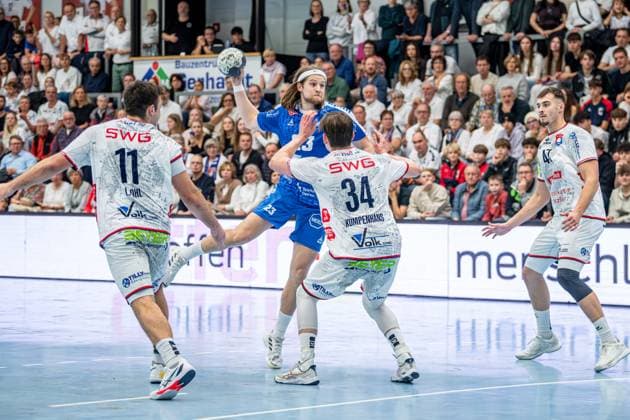 2. Handball Bundesliga; TV Hüttenberg - Dessau-Roßlauer HV, 16.11.25 Mika Schüler (Dessau-Roßlauer HV 06, 23), Paul Kompenhans (TV Hüttenberg, 34), Lasse Ohl (TV Hüttenberg, 11), Danil Dyatlov (TV Hüttenberg, 47) 2. Handball Bundesliga; TV Hüttenberg - Dessau-Roßlauer HV: Hüttenberg, 16.11.25 Copyright: xBEAUTIFULxSPORTS Roeczeyx