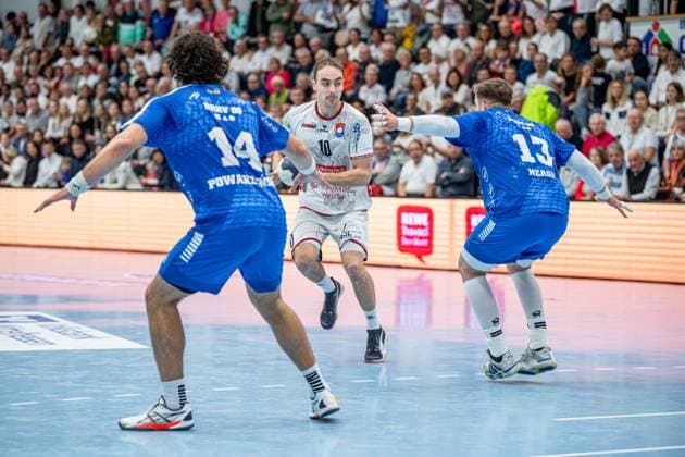 2. Handball Bundesliga; TV Hüttenberg - Dessau-Roßlauer HV, 16.11.25 Paul Ohl (TV Hüttenberg, 10), Jakub Powarzy?ski (Dessau-Roßlauer HV 06, 14), Valentin Neagu (Dessau-Roßlauer HV 06, 13) 2. Handball Bundesliga; TV Hüttenberg - Dessau-Roßlauer HV: Hüttenberg, 16.11.25 Copyright: xBEAUTIFULxSPORTS Roeczeyx
