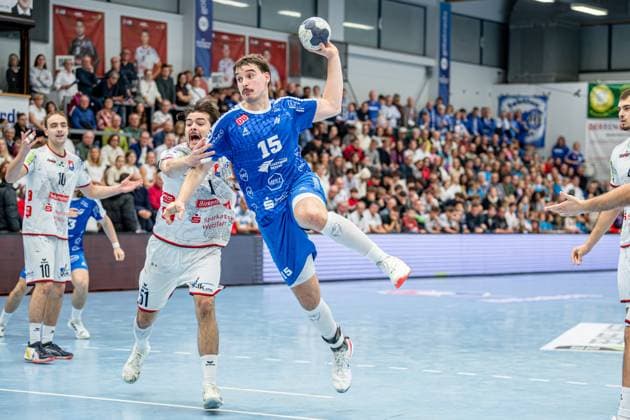2. Handball Bundesliga; TV Hüttenberg - Dessau-Roßlauer HV, 16.11.25 Marcel Nowak (Dessau-Roßlauer HV 06, 15), Hendrik Schreiber (TV Hüttenberg, 51), Paul Ohl (TV Hüttenberg, 10) 2. Handball Bundesliga; TV Hüttenberg - Dessau-Roßlauer HV: Hüttenberg, 16.11.25 Copyright: xBEAUTIFULxSPORTS Roeczeyx