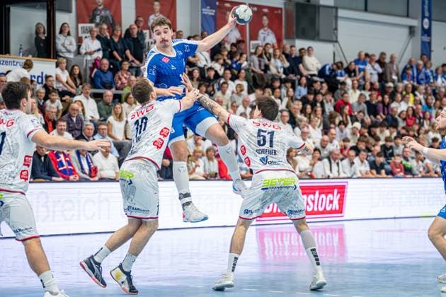 2. Handball Bundesliga; TV Hüttenberg - Dessau-Roßlauer HV, 16.11.25 Marcel Nowak (Dessau-Roßlauer HV 06, 15), Hendrik Schreiber (TV Hüttenberg, 51), Paul Ohl (TV Hüttenberg, 10), Lasse Ohl (TV Hüttenberg, 11) 2. Handball Bundesliga; TV Hüttenberg - Dessau-Roßlauer HV: Hüttenberg, 16.11.25 Copyright: xBEAUTIFULxSPORTS Roeczeyx