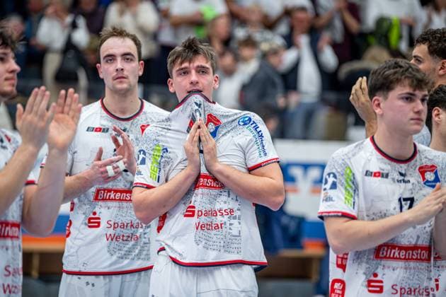 2. Handball Bundesliga; TV Hüttenberg - Dessau-Roßlauer HV, 16.11.25 Torsten Anselm (TV Hüttenberg, 25), Paul Ohl (TV Hüttenberg, 10), Phil Spandau (TV Hüttenberg, 17) 2. Handball Bundesliga; TV Hüttenberg - Dessau-Roßlauer HV: Hüttenberg, 16.11.25 Copyright: xBEAUTIFULxSPORTS Roeczeyx