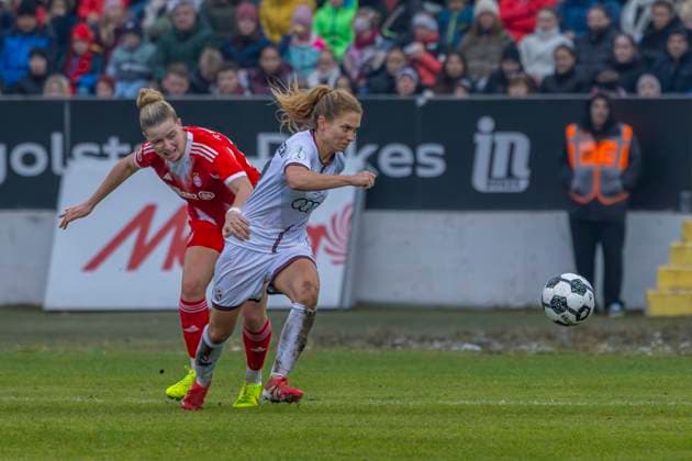 Ingolstadt, Deutschland 16. November 2025: DFB Pokal Frauen - 1 8 Finale - 2025 2026 - FC Ingolstadt 04 vs. FC Bayern München Im Bild: v. li. im Zweikampf Alara Sehitler (FCB) und Leonie Haberäcker Haberaecker (FCI) ESV Stadion Bayern Copyright: xFotostandx xSchäferx