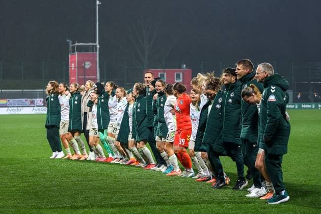 Mannschaft um Mariella El Sherif (SV Werder Bremen Frauen, 39) Jubel Freude nach dem Sieg im Elfmeterschiessen, RB Leipzig Frauen vs. SV Werder Bremen Frauen, Fussball, DFB-Pokal Frauen, Achtelfinale, Saison 2025 2026, 16.11.2025,¨ DFL REGULATIONS PROHIBIT ANY USE OF PHOTOGRAPHS AS IMAGE SEQUENCES AND OR QUASI-VIDEO,¨ RB Leipzig Frauen vs. SV Werder Bremen Frauen, Fussball, DFB-Pokal Frauen, Achtelfinale, Saison 2025 2026, 16.11.2025 Leipzig Copyright: xEibner-Pressefoto LauraxRoemerx EP_LRR