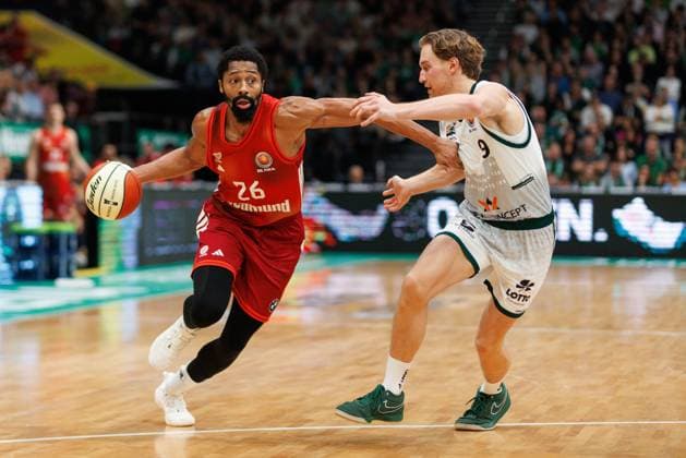 Spencer Dinwiddie (FC Bayern Basketball) im Zweikampf mit Marco Hollersbacher (Gladiators Trier), Vet Concept Gladiators Trier vs FC Bayern Basketball, Basketball, BBL Pokal, Viertelfinale, Saison 2025 2026, 16.11.2025 Vet Concept Gladiators Trier vs FC Bayern Basketball, Basketball, BBL Pokal, Viertelfinale, Saison 2025 2026, 16.11.2025 Copyright: xEibner-Pressefoto AlexanderxNeisx EP_ANS