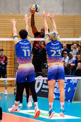 Ludwigsburg: Bundesliga - 25 26 - MTV Ludwigsburg - Volley Goats Mitteldeutschland v.li. Nick Breitenbach (Volley Goats), Nyherowo Omene (Ludwigsburg), Samuel James Schellenberg (Volley Goats) Ludwigsburg Innenstadtsporthalle Baden-Württemberg Deutschland