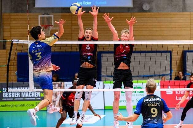 Ludwigsburg: Bundesliga - 25 26 - MTV Ludwigsburg - Volley Goats Mitteldeutschland v.li. Sebastian Lara (Volley Goats), Tomi Saarinen (Ludwigsburg), Philipp Herrmann (Ludwigsburg) Ludwigsburg Innenstadtsporthalle Baden-Württemberg Deutschland