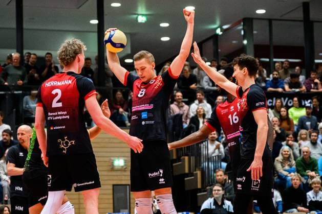 Ludwigsburg: Bundesliga - 25 26 - MTV Ludwigsburg - Volley Goats Mitteldeutschland Philipp Herrmann (Ludwigsburg), Tomi Saarinen (Ludwigsburg), Tim Koepfli Köpfli (Ludwigsburg) Ludwigsburg Innenstadtsporthalle Baden-Württemberg Deutschland