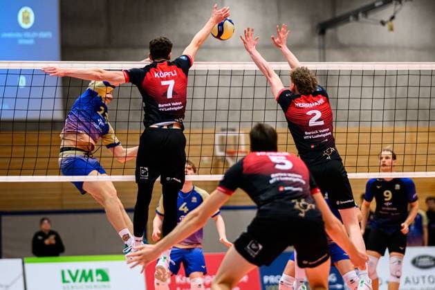 Ludwigsburg: Bundesliga - 25 26 - MTV Ludwigsburg - Volley Goats Mitteldeutschland Samuel James Schellenberg (Volley Goats), Tim Koepfli Köpfli (Ludwigsburg), Philipp Herrmann (Ludwigsburg) Ludwigsburg Innenstadtsporthalle Baden-Württemberg Deutschland