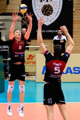 Ludwigsburg: Bundesliga - 25 26 - MTV Ludwigsburg - Volley Goats Mitteldeutschland Tomi Saarinen (Ludwigsburg), Jan Huber (Ludwigsburg) Ludwigsburg Innenstadtsporthalle Baden-Württemberg Deutschland