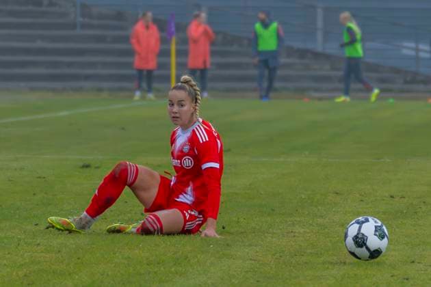 Ingolstadt, Deutschland 16. November 2025: DFB Pokal Frauen - 1 8 Finale - 2025 2026 - FC Ingolstadt 04 vs. FC Bayern München Im Bild: Giulia Gwinn (FCB) unzufrieden auf dem Spielfeld. ESV Stadion Bayern Copyright: xFotostandx xSchäferx