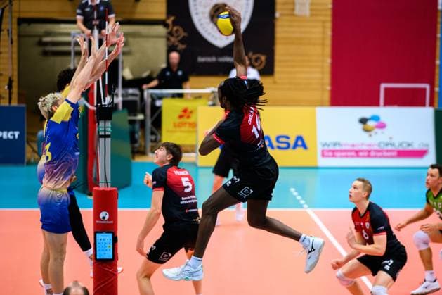 Ludwigsburg: Bundesliga - 25 26 - MTV Ludwigsburg - Volley Goats Mitteldeutschland Samuel James Schellenberg (Volley Goats), Nyherowo Omene (Ludwigsburg) Ludwigsburg Innenstadtsporthalle Baden-Württemberg Deutschland