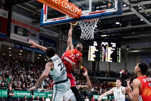 BBL Pokal: Vet-Concept Gladiators Trier - FC Bayern München; 16.11.2025 Nolan Adekunle (Vet-Concept Gladiators Trier, 22), Isiaha Mike (FC Bayern München, 22) im Wurf, Dunk BBL Pokal: Vet-Concept Gladiators Trier - FC Bayern München; Trier, SWT Arena, 16.11.2025 Copyright: xBEAUTIFULxSPORTS Wunderlx