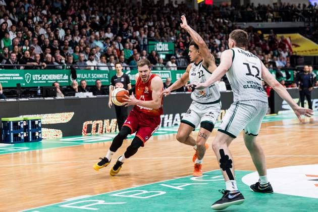 BBL Pokal: Vet-Concept Gladiators Trier - FC Bayern München; 16.11.2025 Andreas Andi Obst (FC Bayern München, 13) am Ball, Nolan Adekunle (Vet-Concept Gladiators Trier, 22) BBL Pokal: Vet-Concept Gladiators Trier - FC Bayern München; Trier, SWT Arena, 16.11.2025 Copyright: xBEAUTIFULxSPORTS Wunderlx