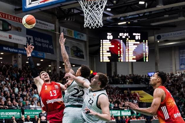 BBL Pokal: Vet-Concept Gladiators Trier - FC Bayern München; 16.11.2025 Andreas Andi Obst (FC Bayern München, 13) im Wurf, Nolan Adekunle (Vet-Concept Gladiators Trier, 22), Marten Linßen (Vet-Concept Gladiators Trier, 12) BBL Pokal: Vet-Concept Gladiators Trier - FC Bayern München; Trier, SWT Arena, 16.11.2025 Copyright: xBEAUTIFULxSPORTS Wunderlx