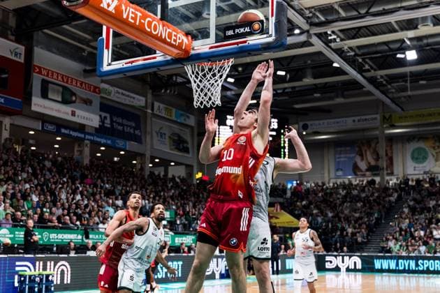 BBL Pokal: Vet-Concept Gladiators Trier - FC Bayern München; 16.11.2025 Justinian Jessup (FC Bayern München, 10) im Wurf, Marten Linßen (Vet-Concept Gladiators Trier, 12) BBL Pokal: Vet-Concept Gladiators Trier - FC Bayern München; Trier, SWT Arena, 16.11.2025 Copyright: xBEAUTIFULxSPORTS Wunderlx